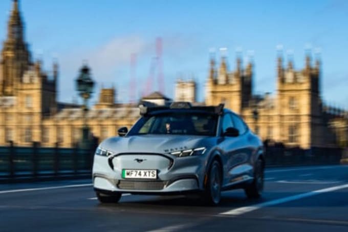 Wayve presenta un sistema di guida autonoma che imita l'apprendimento umano